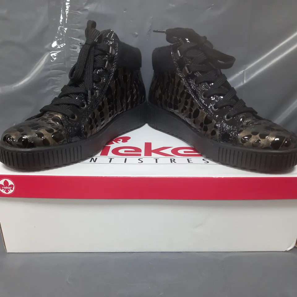BOXED PAIR OF RIEKER TRAINER SIDE-ZIP BOOTS IN BLACK MULTI SIZE 4