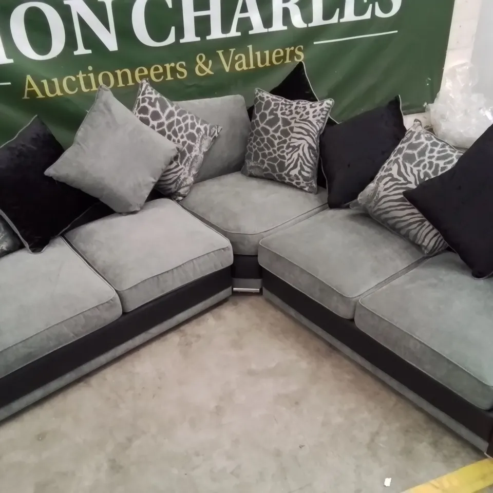 QUALITY DESIGNER FABRIC UPHOLSTERED GREY/BACK CORNER SOFA WITH SCATTER CUSHIONS 