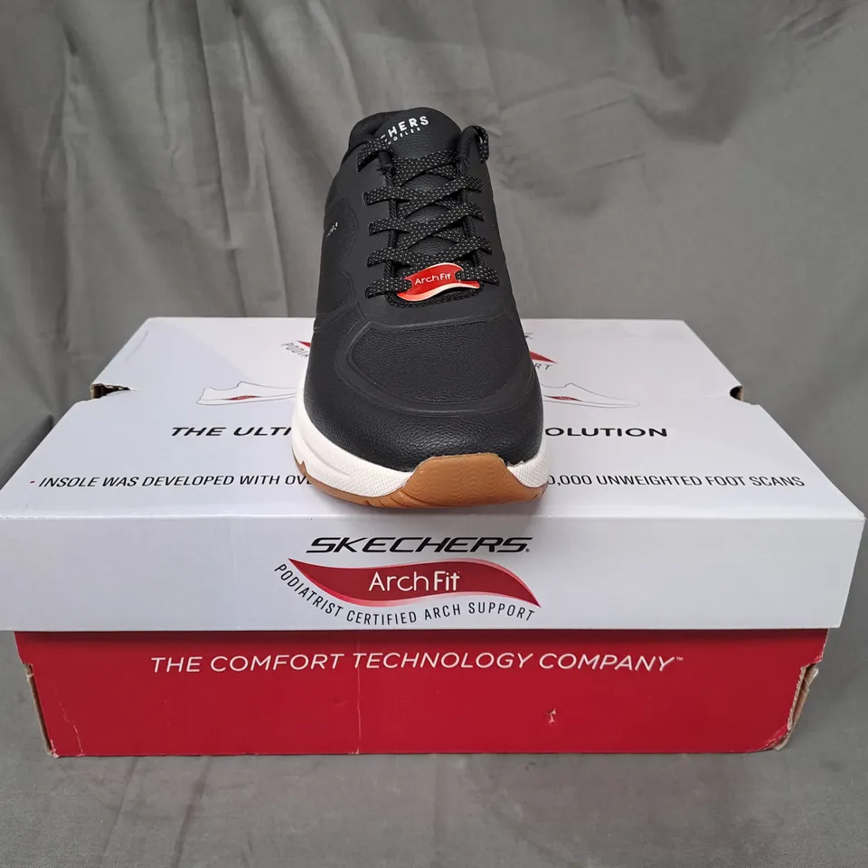 BOXED PAIR OF SKECHERS ARCH-FIT SHOES IN BLACK SIZE 6