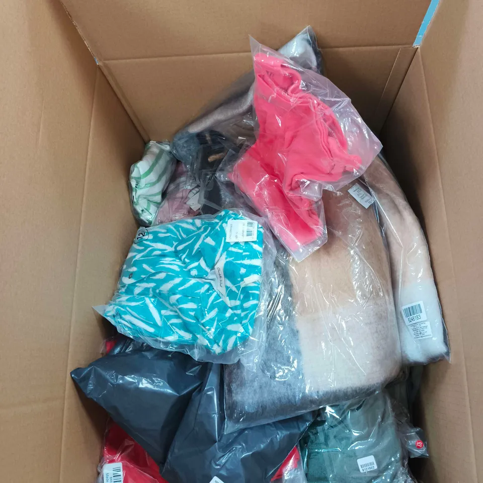 BOX OF APPROXIMATELY 25 ASSORTED CLOTHING ITEMS OF VARIOUS SIZES AND STYLES ETC