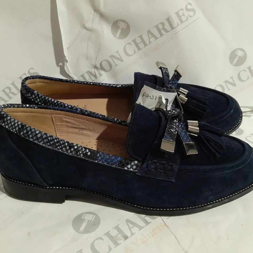 PAIR OF MODA IN PELLE ENLEENA WIDE SUEDE LOAFERS IN NAVY SIZE 6