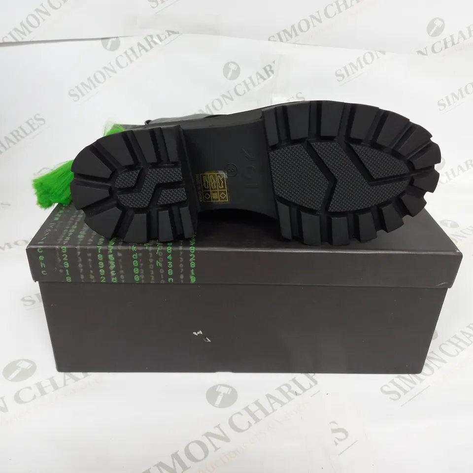BOXED KOI VITA THE INK OF FEAR GREEN HAIR BOOTS SIZE 3