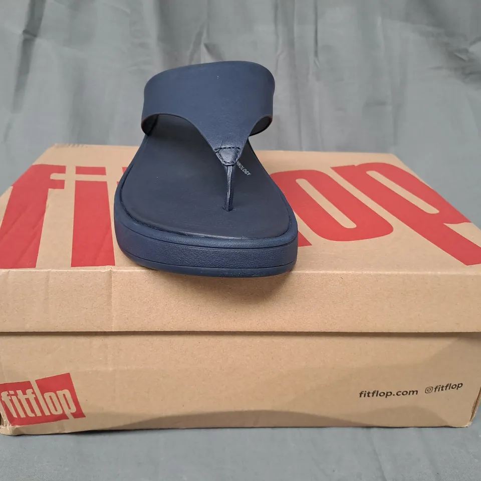 BOXED PAIR OF FITFLOP LEATHER FLATFORM TOE-POST SANDALS IN NAVY UK SIZE 7