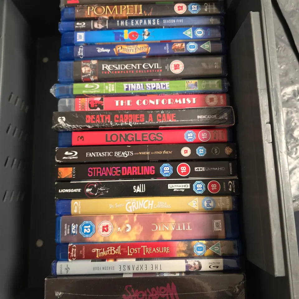 APPROXIMATELY 21 ASSORTED BLU-RAY & DVDS TO INCLUDE; JACK THE GIANT SLAYER, THE CURSE OF FRANKENSTEIN, POMPEII, RIO, FINAL SPACE AND SAW