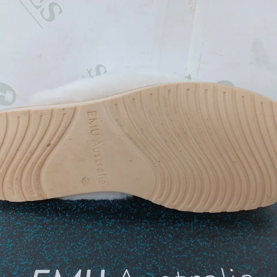 BOXED EMU AUSTRALIA SLIPPERS IN CREAM - W7/M8