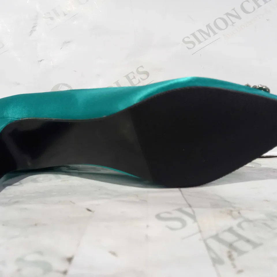 PAIR OF BAOYAFANG CLOSED TOE HEELED SHOES IN TEAL SATIN W. JEWEL EFFECT SIZE UNSPECIFIED