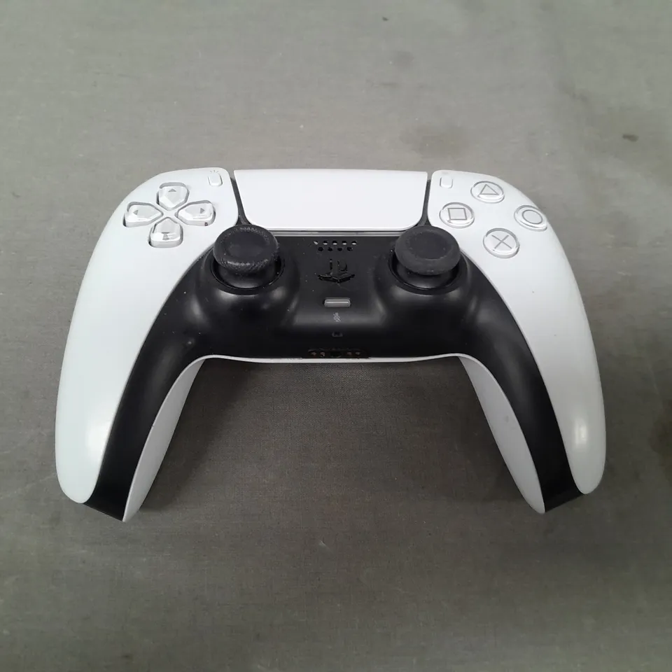 PLAYSTATION 5 GAME CONTROLLER