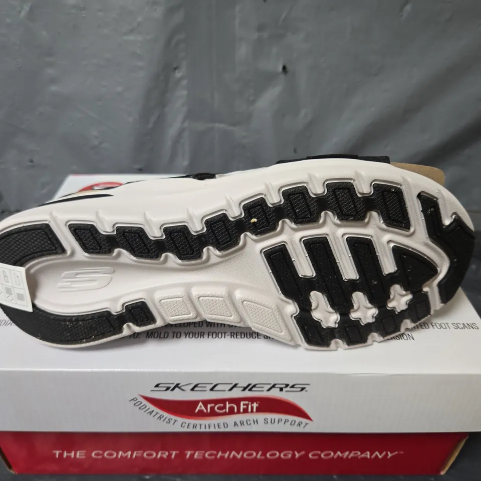 BOXED PAIR OF SKECHERS ARCH FIT 2.0 GO GETTER WOMENS TRAINERS - UK 5