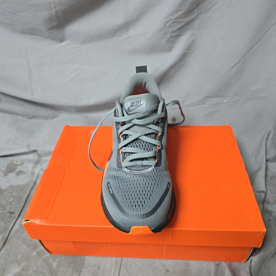 NIKE RUNNING SHOES - GREY WITH ORANGE ACCENTS SIZE 9