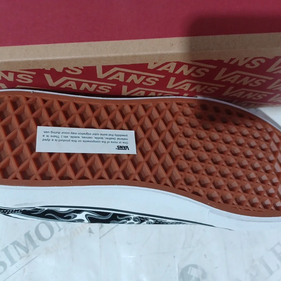 BOXED PAIR OF VANS OLD SKOOL SHOES IN BLACK/WHITE UK SIZE 7