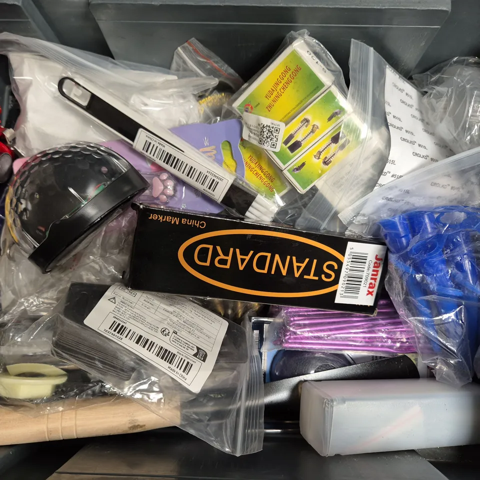 APPROXIMATELY 15 ASSORTED HOUSEHOLD ITEMS TO INCLUDE STRONG GRIP EXERCISER, MEOW CORRECTION TAPE, SOLAR LIGHT, ETC