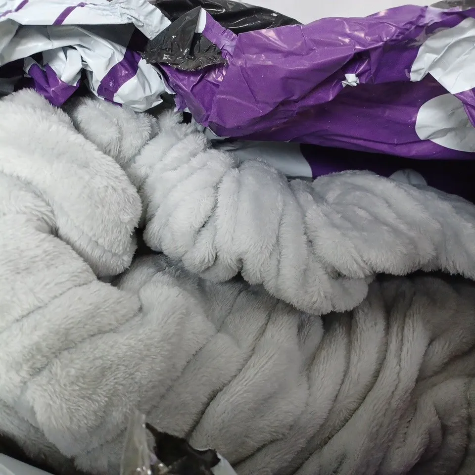 UNBOXED COZEE HOME VELVETSOFT HEATED THROW IN LIGHT GREY