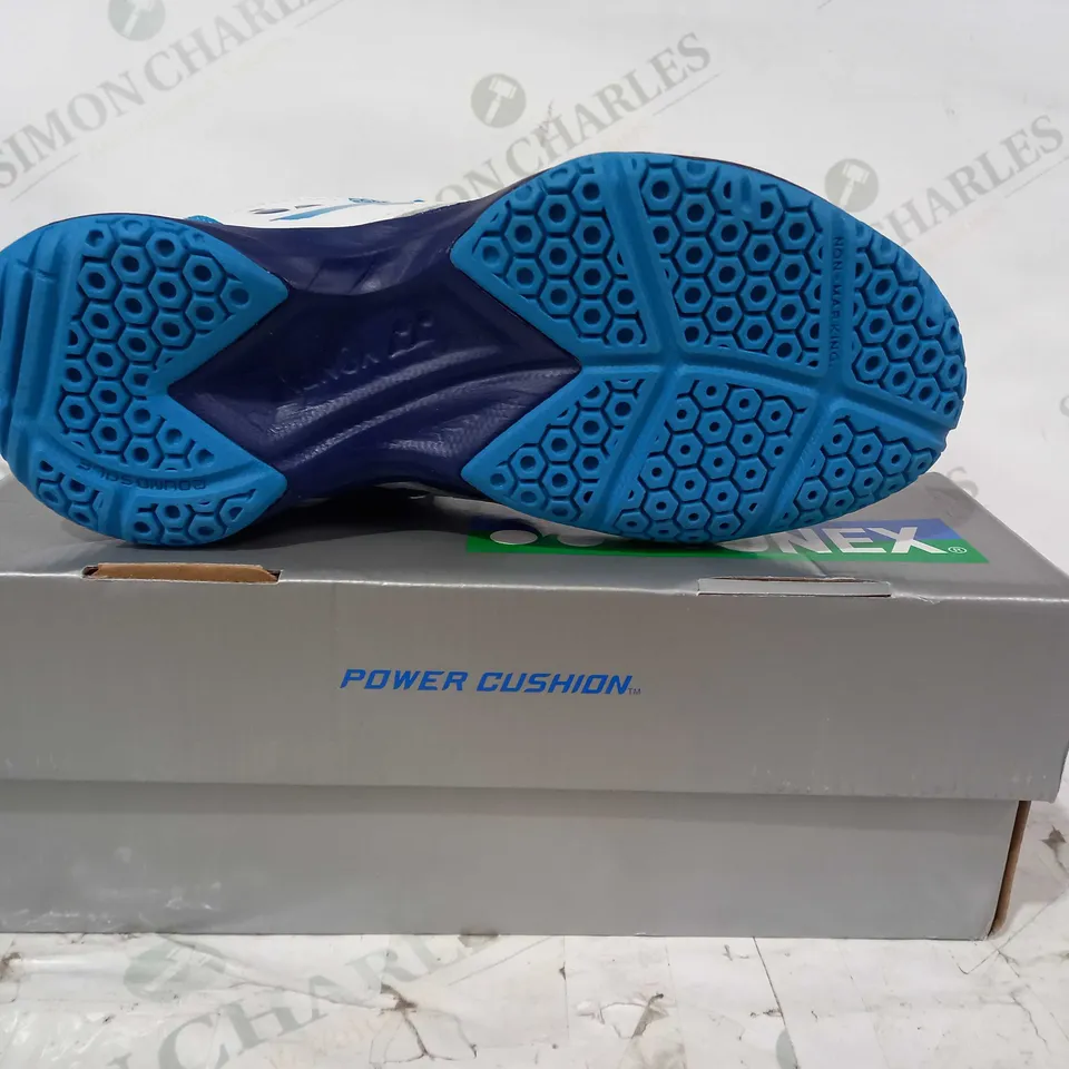 BOXED PAIR OF YONEX POWER CUSHION 39 JUNIOR SHOES IN WHITE/BLUE UK SIZE 3