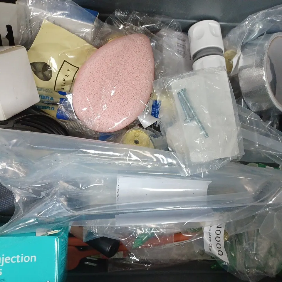 APPROXIMATELY 10 ASSORTED HOUSEHOLD ITEMS TO INCLUDE LAPTOP STAND, EXTRA LARGE THUMB STALLS, ETC