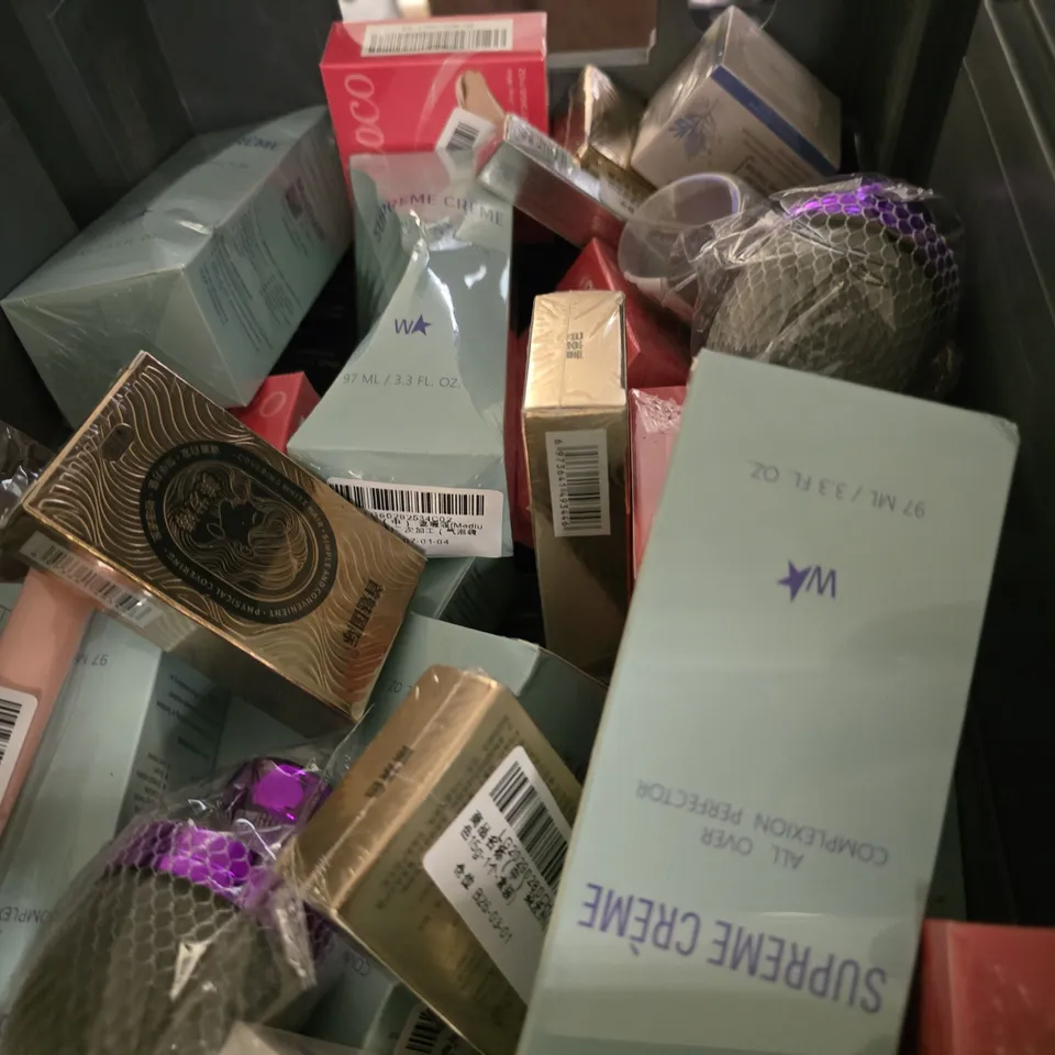 APPROXIMATELY 15 ASSORTED HEALTH & BEAUTY ITEMS TO INCLUDE -  TRUYU BLENDING SPONGE , SUPREME CREME , ZEPHOCO BALM FOUNDATION ETC