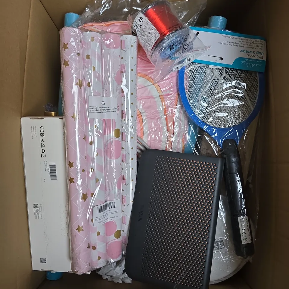 APPROXIMATELY 20 ASSORTED HOUSEHOLD PRODUCTS TO INCLUDE BUG SWATTER, PLASTIC PLATES, HOME DÉCOR ETC 