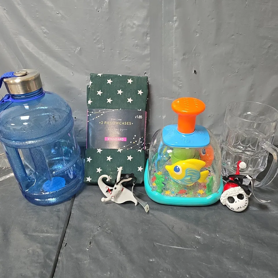 APPROXIMATELY 20 ASSORTED HOMEWARE ITEMS TO INCLUDE 1L GYM BOTTLE, EASY CARE PILLOWCASES, NIGHTMARE BEFORE CHRISTMAS ORNAMENTS, ETC