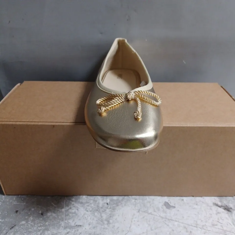 BOXED PAIR OF MANGO METALLIC BALLET FLATS WITH BOW IN GOLD SIZE EU 35