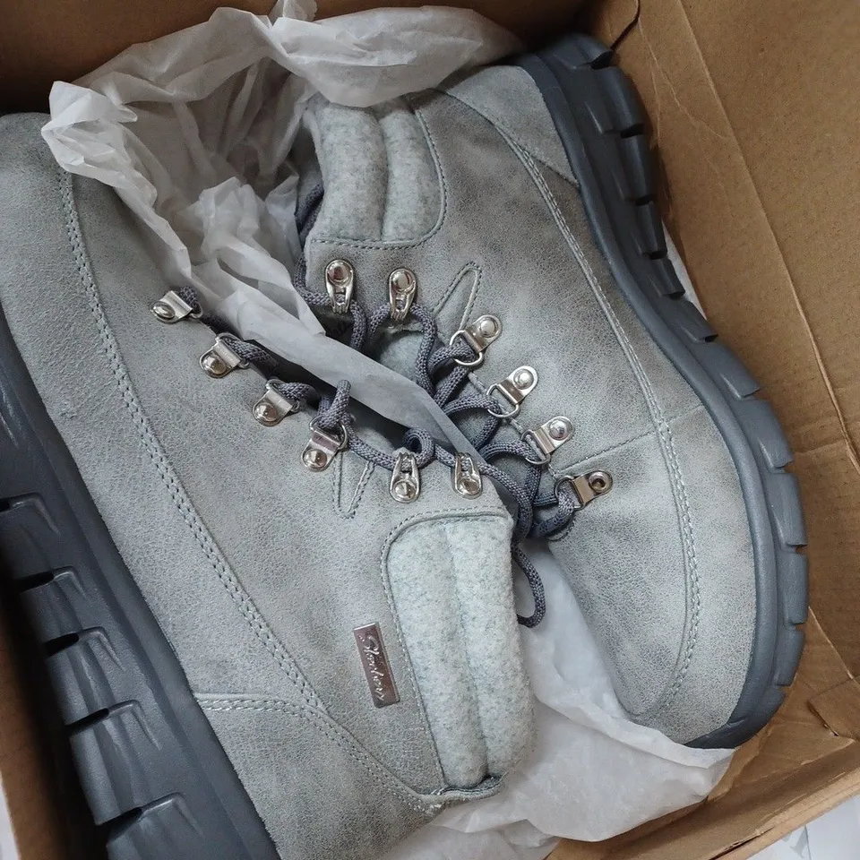 BOXED SKECHERS SYNERGY WARM TECH BOOTS, GREY - SIZE 6.5