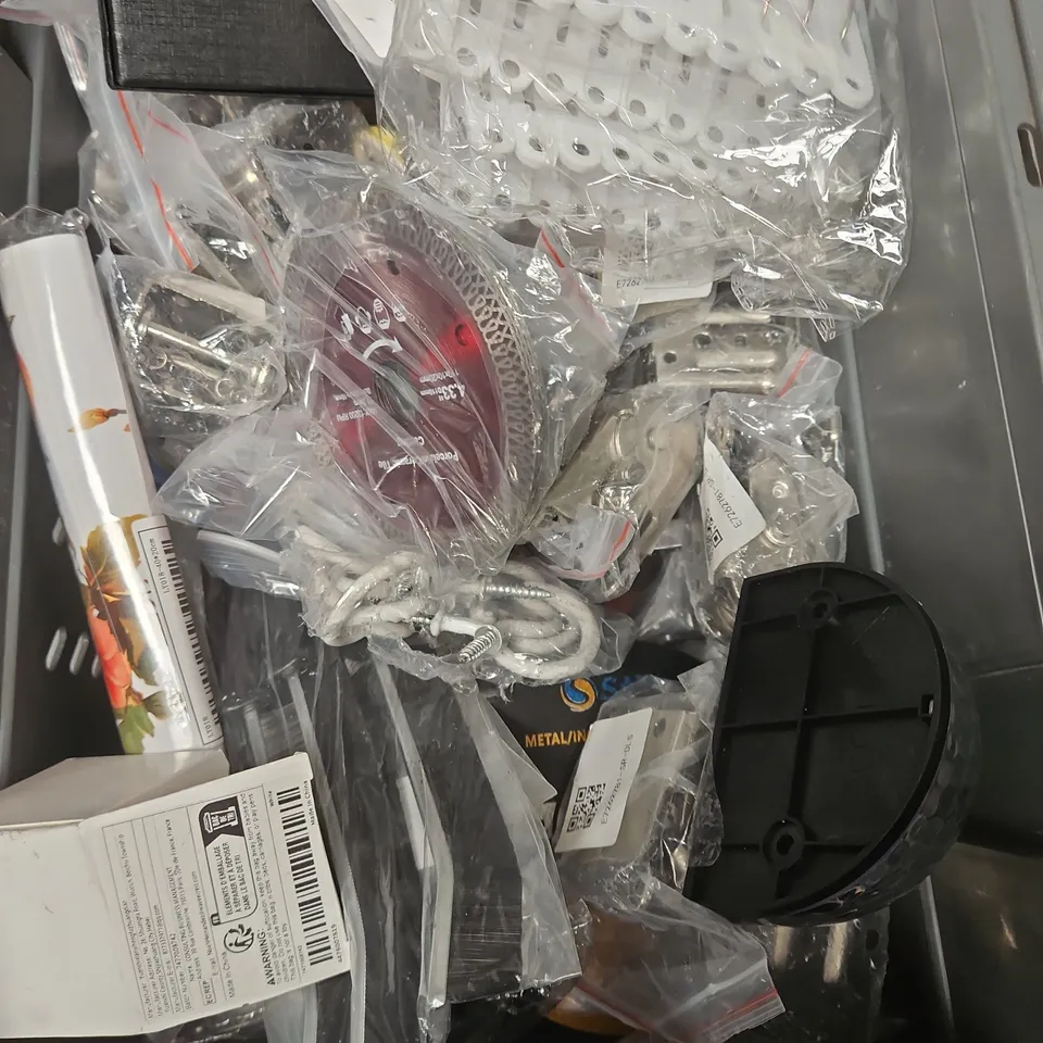 APPROXIMATELY 15 ASSORTED HOUSEHOLD ITEMS TO INCLUDE - CIGARETTE BIN, FEBREZE PLUG REFILL, TACWISE NAIL SELECTION PACK, ETC 
