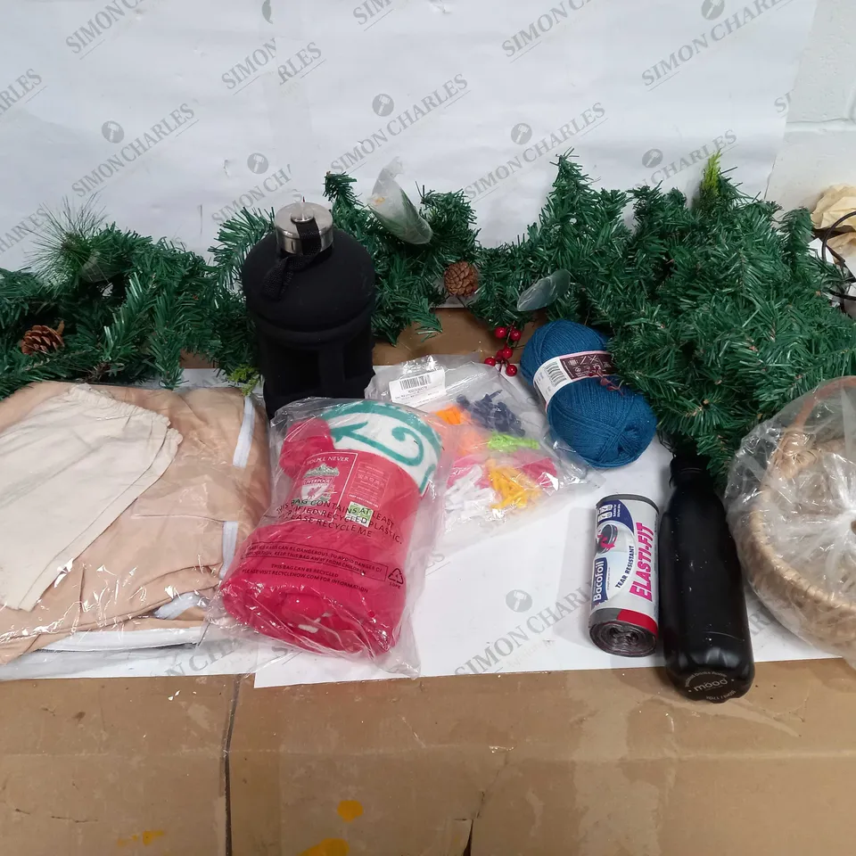 LOT OF APPROX 10 ASSORTED ITEMS TO INCLUDE DECOR, BLANKET, BOTTLE ETC