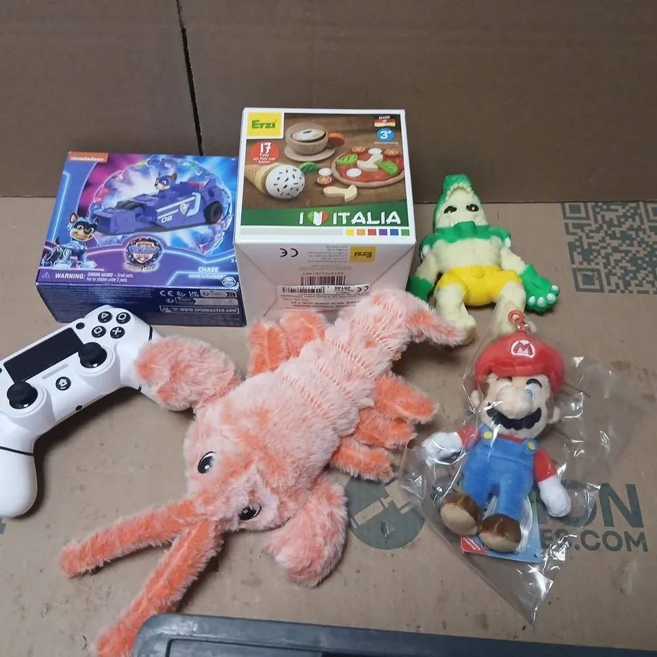 LARGE QUANTITY OF ASSORTED TOYS AND ACCESSORIES TO INCLUDE; SUPER MARIO PLUSH, CONSOLE CONTROLLER, I HEART ITALIA ERZI AND LOBSTER PLUSH
