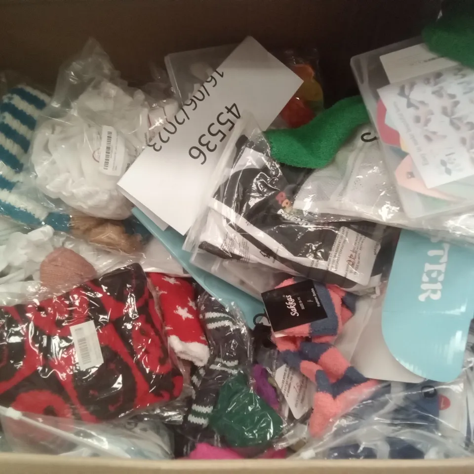 PALLET OF ASSORTED ITEMS INCLUDING BUBBLES SET, FITTED SHEET MATTRESS PROTECTOR, RUBBER BANDS, DIY PUZZLE DINOSAUR TRUCK, COLOURING PENCILS, MULTIFUNCTIONAL DRAWING RULER