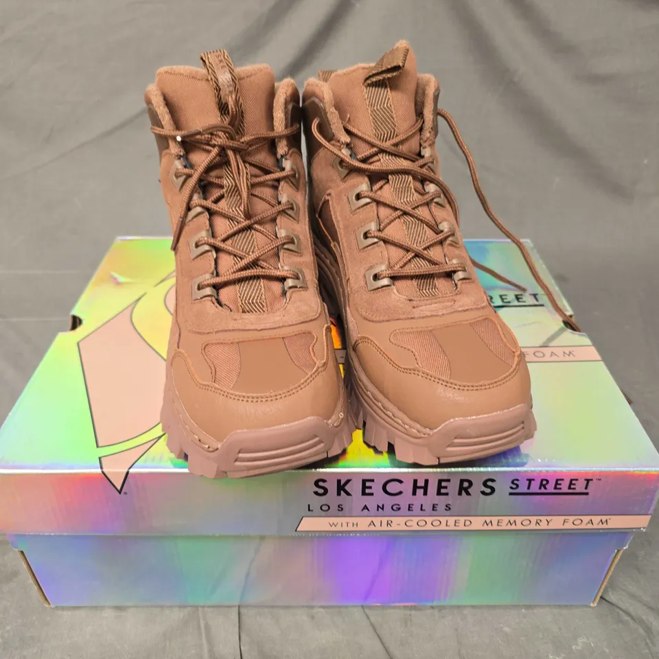 BOXED SKECHERS AIR-COOLED BOOTS IN BROWN - 6