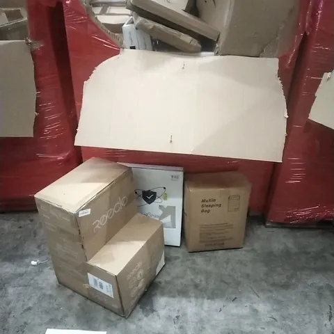 A PALLET CONTAINING ASSORTED HOUSEHOLD GOODS AND PRODUCTS TO INCLUDE; SLEEPING BAG, BABY CHAIR, TOILET SEAT, BOXED FURNITURE ETC