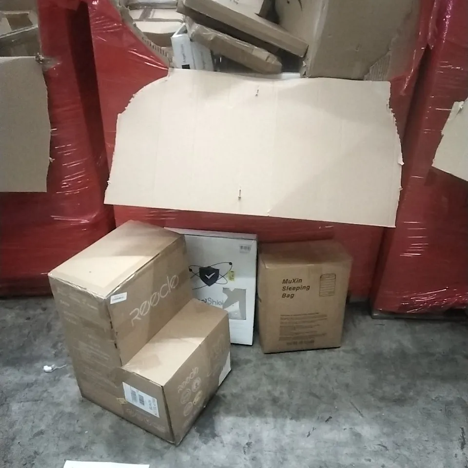 A PALLET CONTAINING ASSORTED HOUSEHOLD GOODS AND PRODUCTS TO INCLUDE; SLEEPING BAG, BABY CHAIR, TOILET SEAT, BOXED FURNITURE ETC