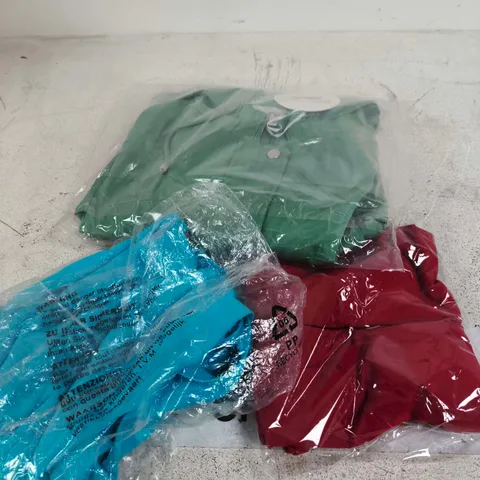 APPROXIMATELY 20 ASSORTED WOMENS CLOTHING ITEMS IN VARIOUS SIZES & STYLES 