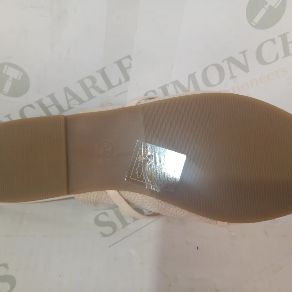 PAIR OF DESIGNER SLIP-ON PUMPS IN BEIGE W. BOW EU SIZE 34