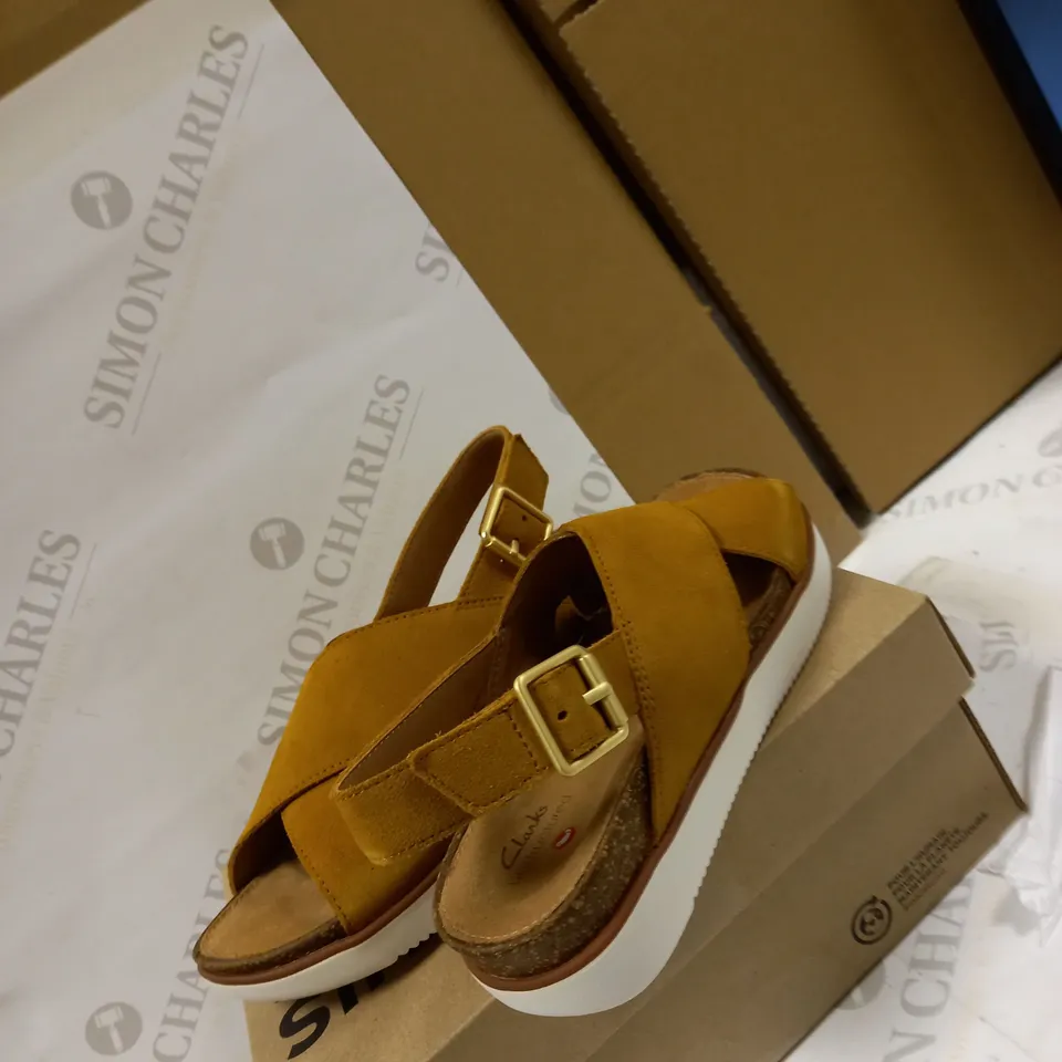 BRAND NEW CLARKS ELAYNE CROSS SANDAL SIZE 3 