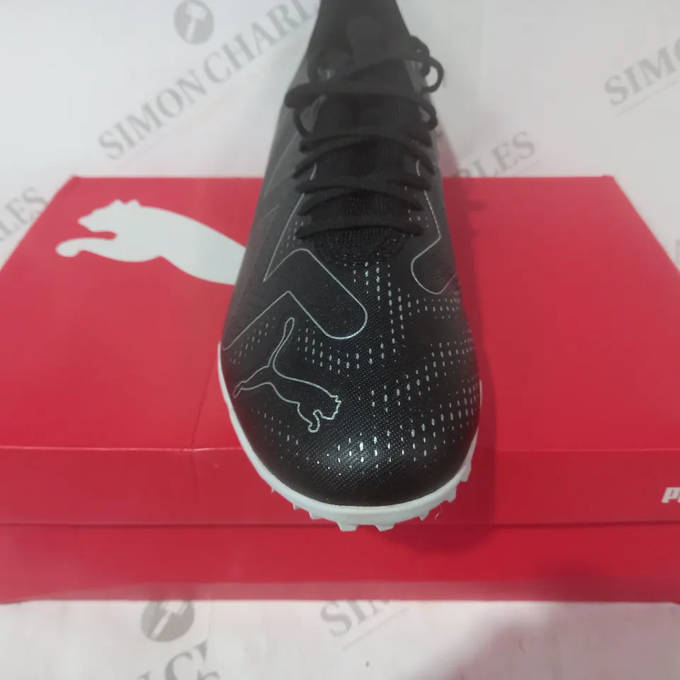 BOXED PAIR OF PUMA FUTURE PLAY TT SHOES IN BLACK/SILVER UK SIZE 10
