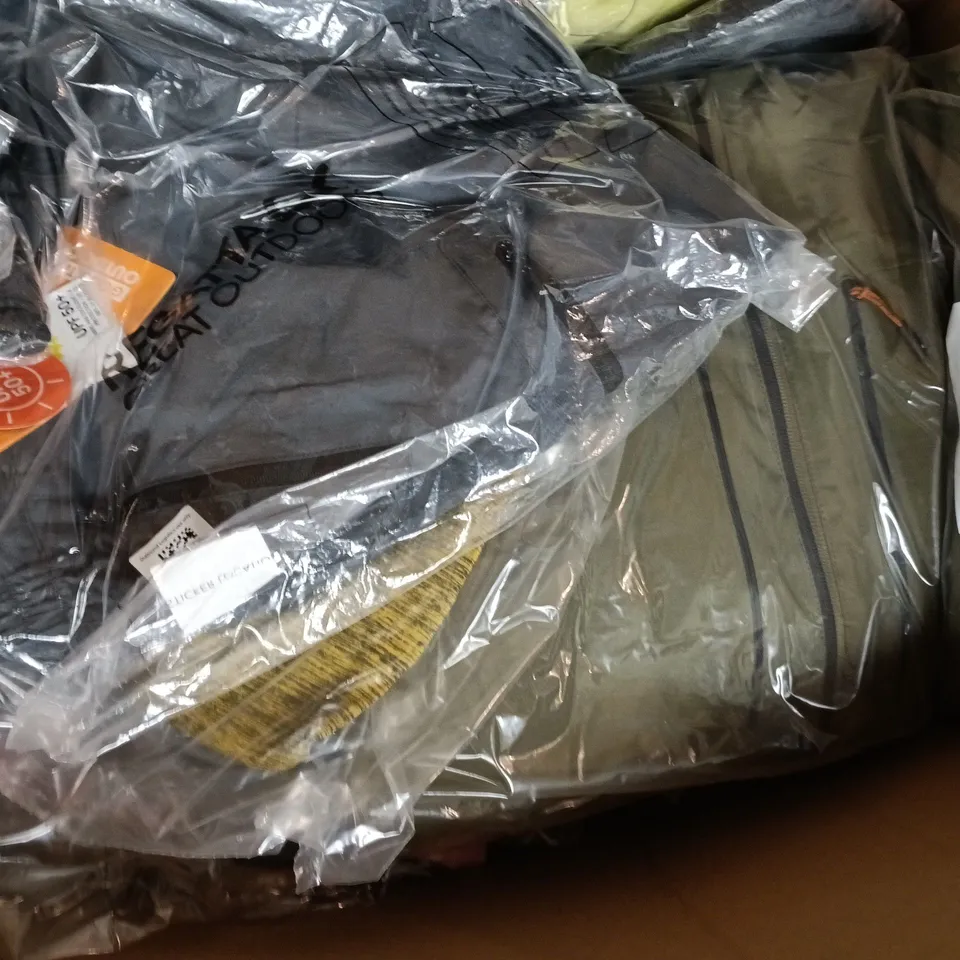 APPROXIMATELY 22 ASSORTED BRAND NEW REGATTA CLOTHING ITEMS IN VARIOUS SIZES, STYLES & COLOURS TO INCLUDE ROMINE II, QUESTRA V, FRANKIE BORG HYBRID, ETC