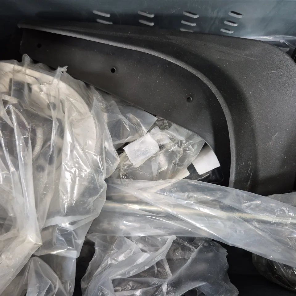APPROXIMATELY 8 ASSORTED VEHICLE PARTS AND ACCESSORIES TO INCLUDE INNER TUBE, ETC - COLLECTION ONLY