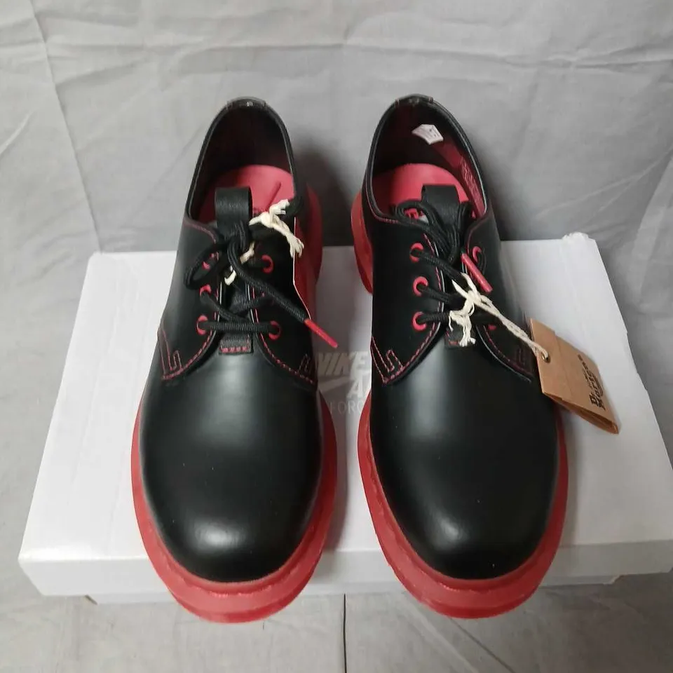 DR MARTENS BLACK LEATHER LACE-UP SHOES WITH RED SOLE – UK 7 / US 8 / EU 41