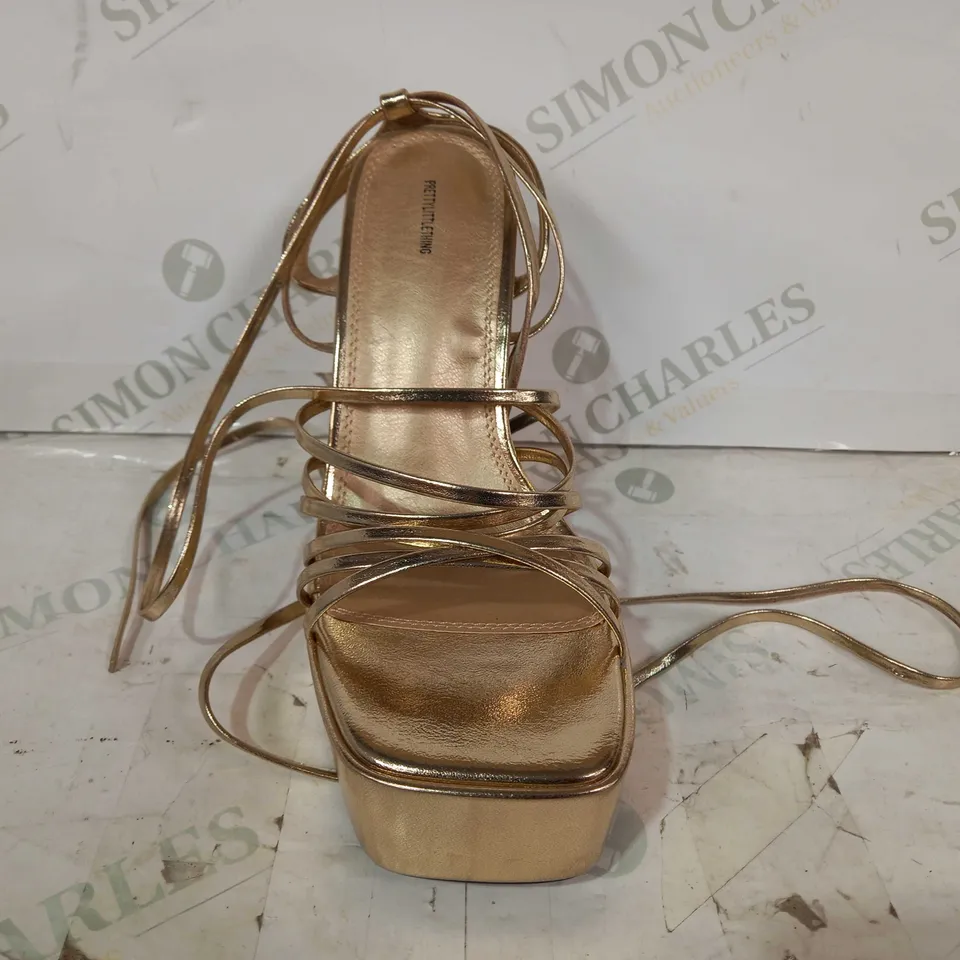 BOXED PAIR OF PRETTY LITTLE THING OPEN TOE PLATFORM BLOCK HEELS IN METALLIC GOLD UK SIZE 5
