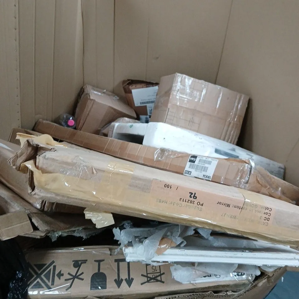 PALLET OF APPROXIMATELY 20 ASSORTED DAMAGED ITEMS TO INCLUDE MIRRORS, HISENSE HOB, DINNER SET, ETC - COLLECTION ONLY