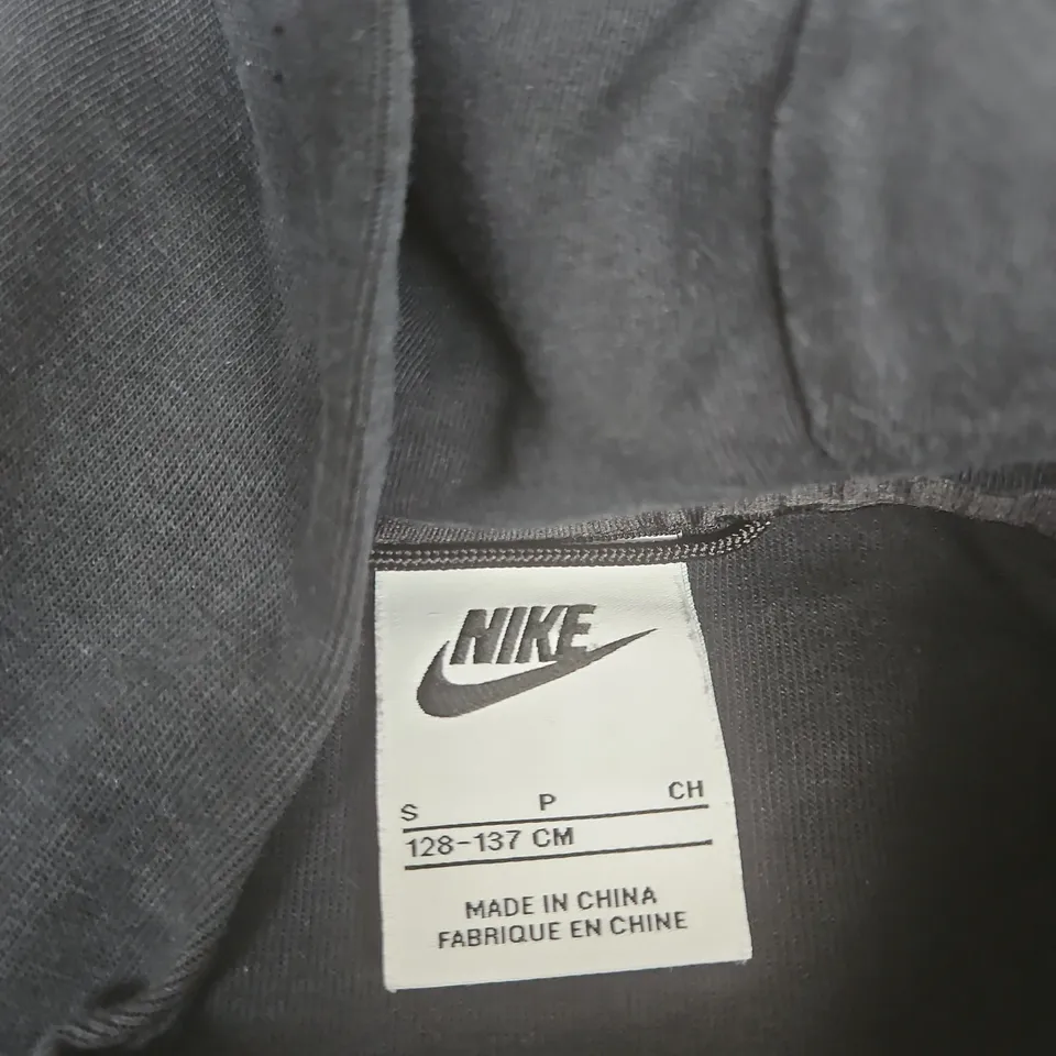 NIKE KIDS ZIP HOODIE – SIZE S (128–137 CM), GREY/BLACK