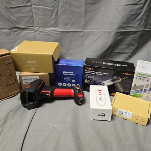 APPROXIMATELY 12 ASSORTED ELECTRICAL ITEMS TO INCLUDE SCANNER, WIFI REPEATER ROUTER, CAR VACUUM CLEANER, ETC