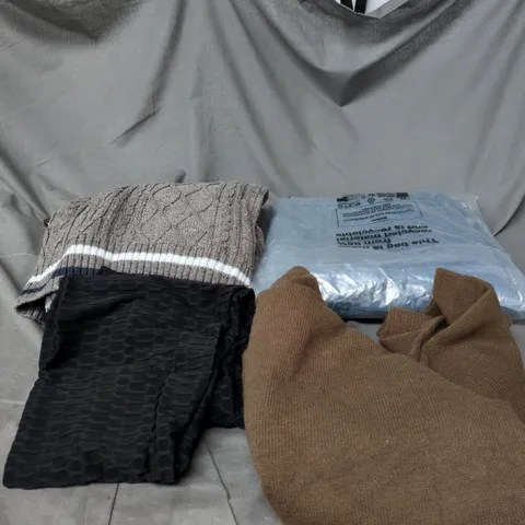 BOX OF APPROXIMATELY 25 ASSORTED CLOTHING ITEMS TO INCLUDE KNITTED JUMPER, JEANS, BUTTON UP CARDIGAN ETC