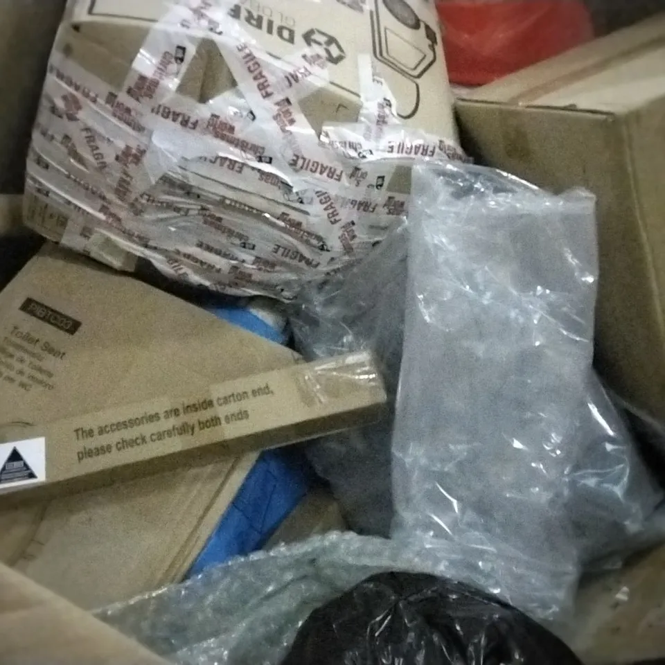 PALLET OF ASSORTED ITEMS INCLUDING TOILET SEAT, NAVARIS BAMBOO TOWEL LADDER, FLOWER WREATH, LAPTOP BAG, ROLLER BLIND, GRÜNTEK SPRINKLER