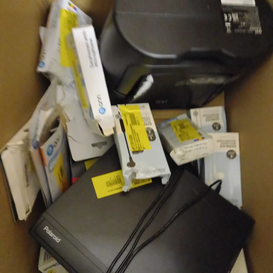 APPROX 20 ASSORTED ELECTRICAL ITEMS TO INCLUDE PHONE CASE, WIRELESS EARBUDS, USB CABLE, ETC 