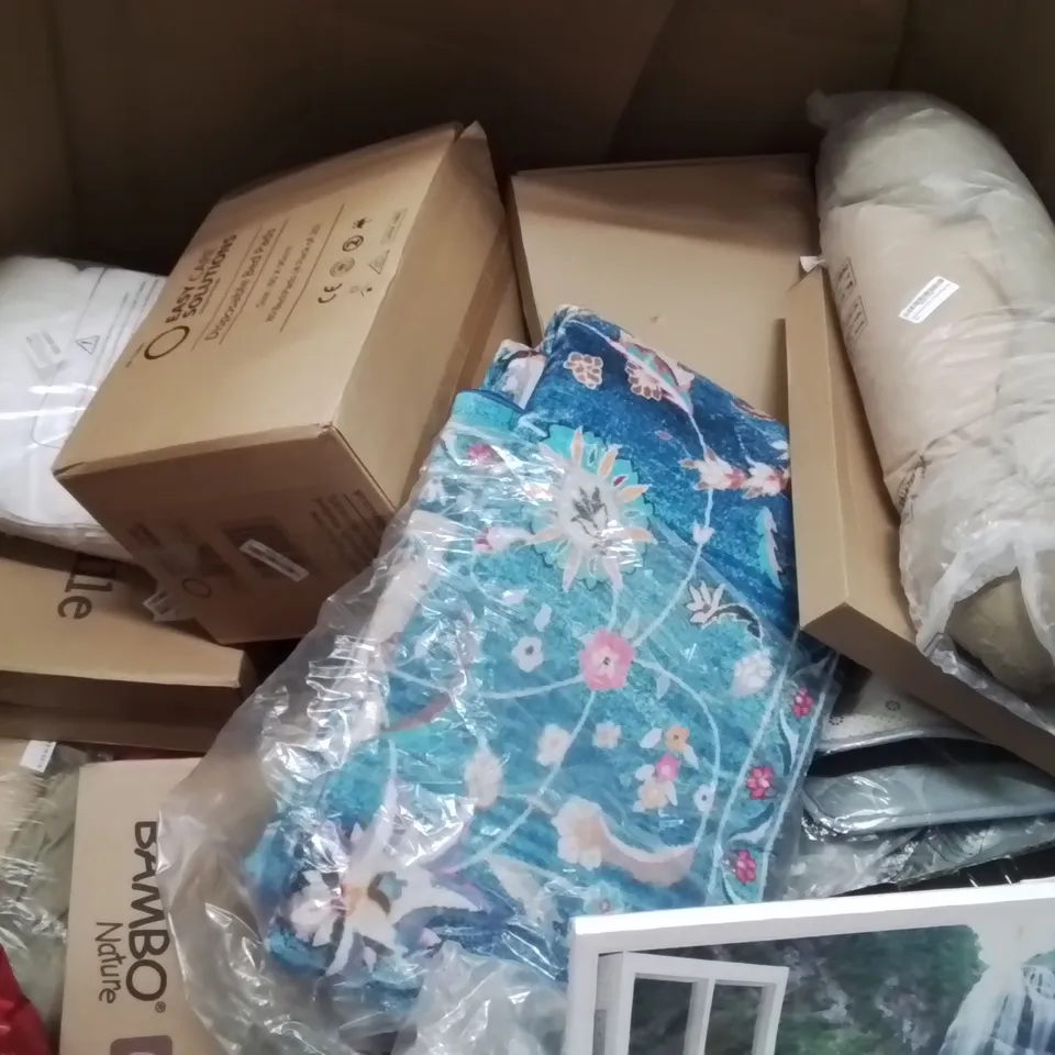 PALLET CONTAINING VARIOUS ASSORTED BOXED HOUSEHOLD ITEMS TO INCLUDE: BREASTFEEDING ENLARGEMENT PUMP KIT, SOFA COVER, CLOTHES AIRER, PET BEDS AND LOTS MORE UNMARKED BOXED ITEMS 