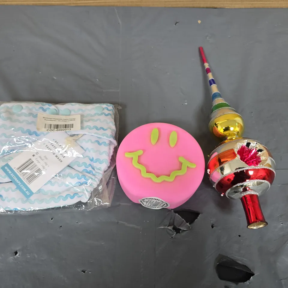 BOX OF APPROX 5 ASSORTED ITEMS TO INCLUDE – PINK SMILEY CANDLE , STRIPED TREE TOPPER & SWIMMING NAPPIES
