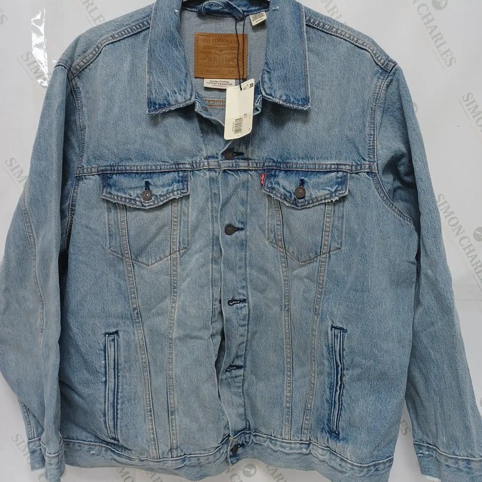 LEVIS RELAXED TRUCKER JACKET IN WASHED BLUE - XL