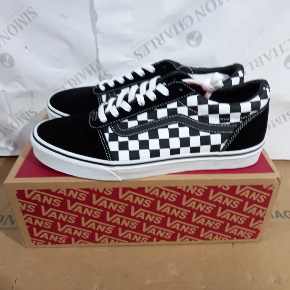 BOXED PAIR VANS WARD CHECKERED IN BLACK/WHITE SIZE 11