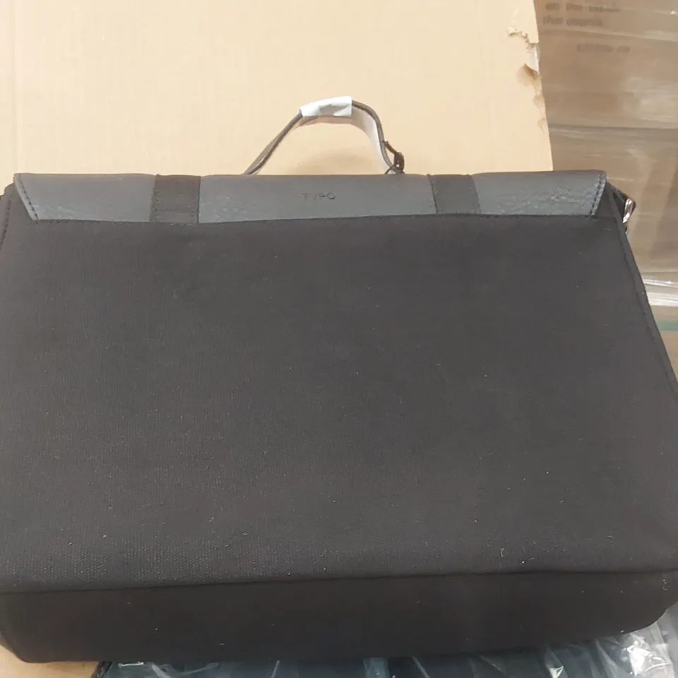 PALLET CONTAINING APPROXIMATELY 115x BRAND NEW TYPO ARTHUR SATCHELS