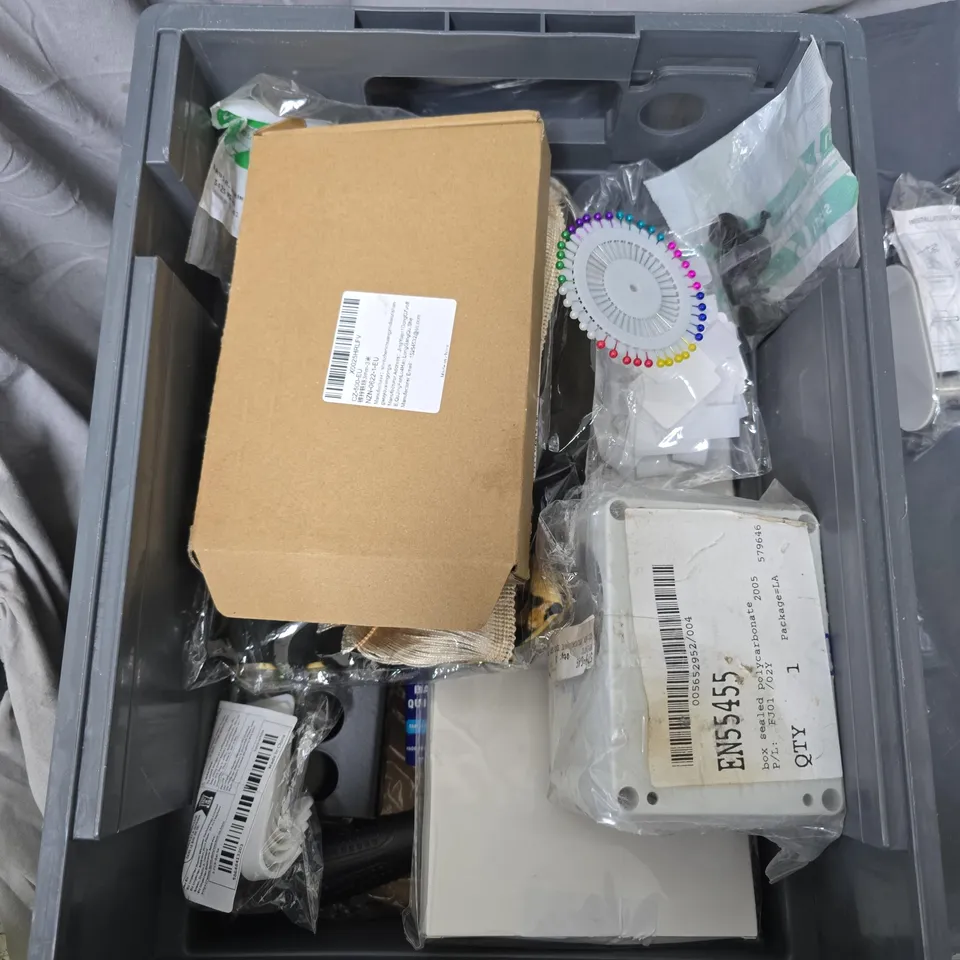 APPROXIMATELY 15 ASSORTED HOUSEHOLD ITEMS TO INCLUDE CLEANING CLAY, PENS, MOULD CLEANER, THERMOMETER & DOOR HANDLE